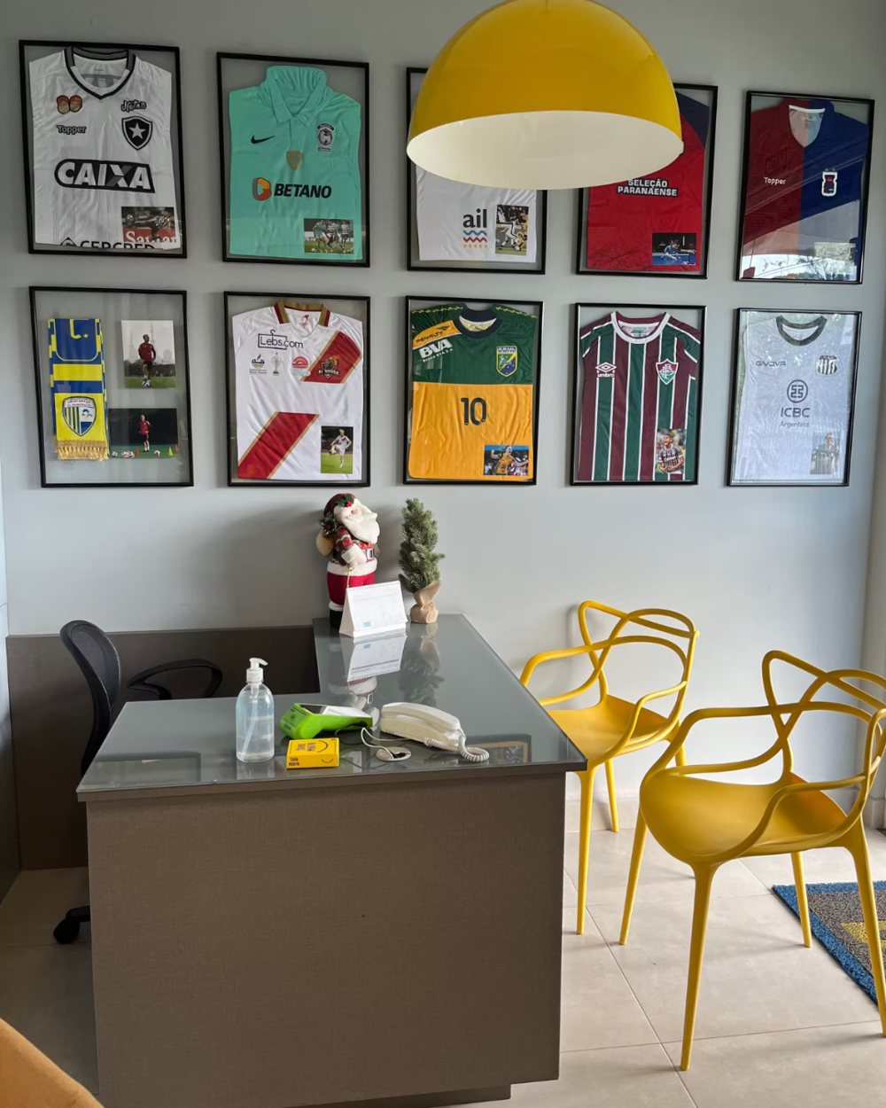 Parede de camisas de atletas e clubes atendidos